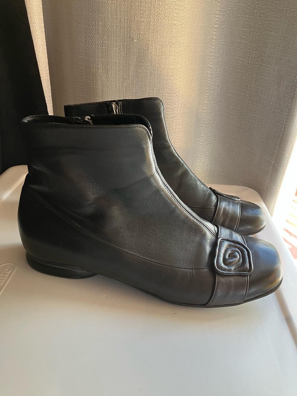 BeautiFeel Leather Ankle Comfort Swirl spiral toe tab accent Booties zip sides